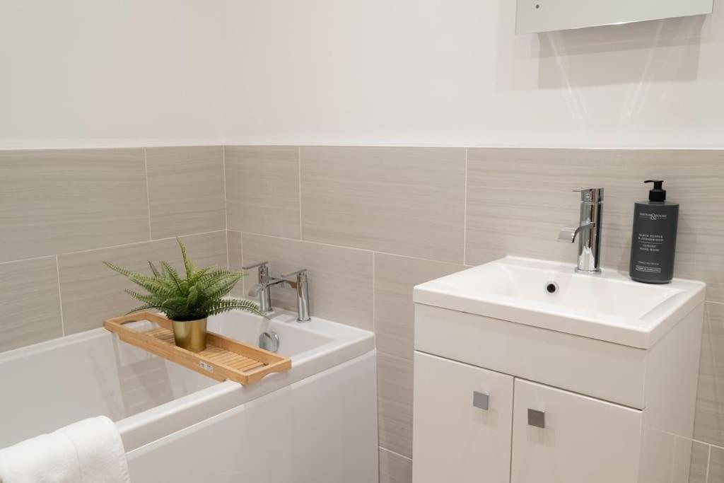 2 Bed 2 Bath Spacious Apartment In Central Aberdeen Extérieur photo