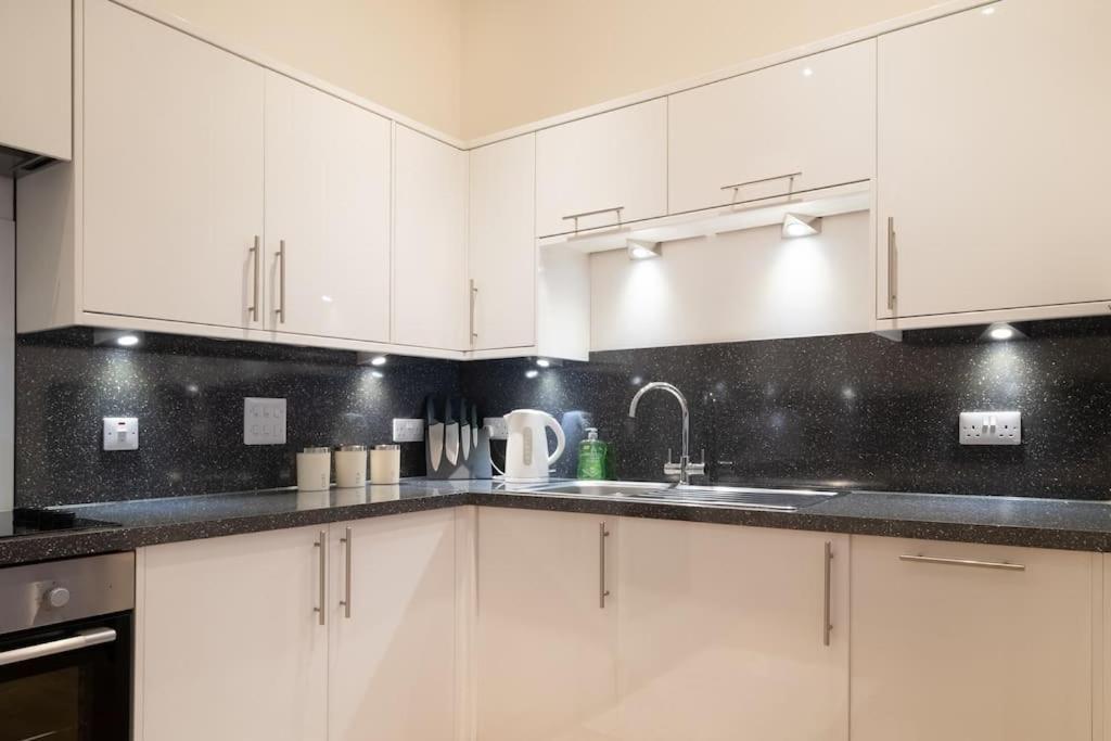 2 Bed 2 Bath Spacious Apartment In Central Aberdeen Extérieur photo