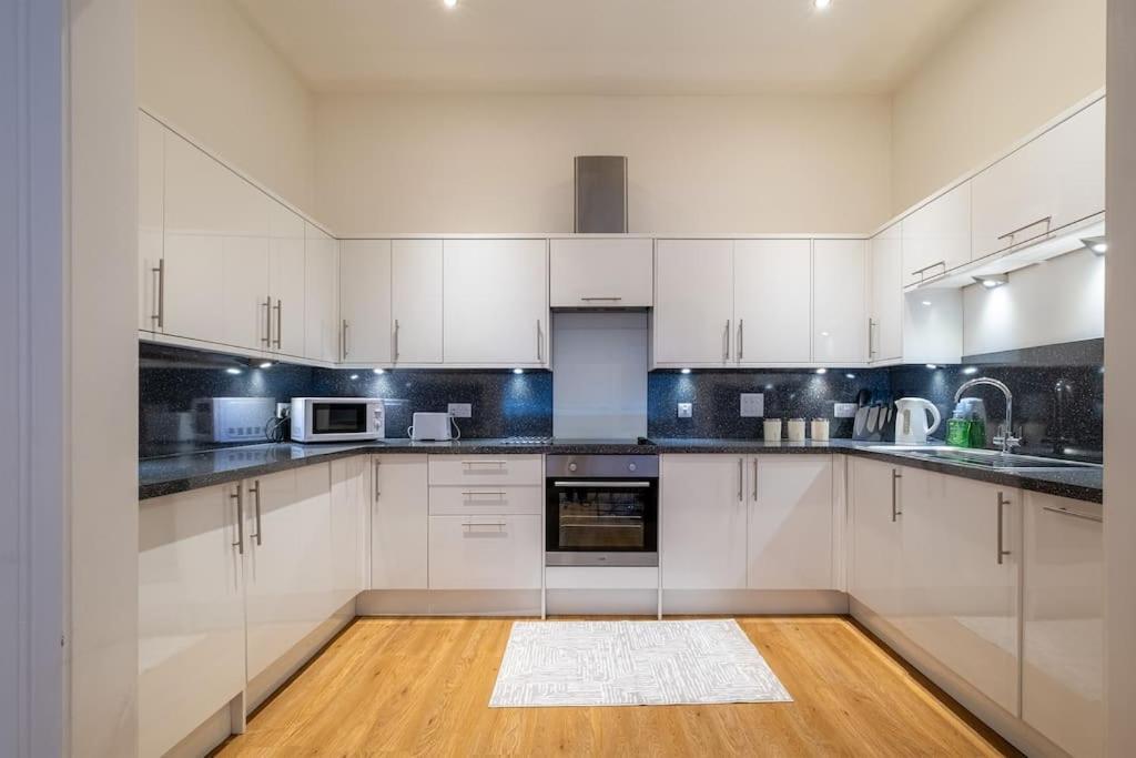 2 Bed 2 Bath Spacious Apartment In Central Aberdeen Extérieur photo